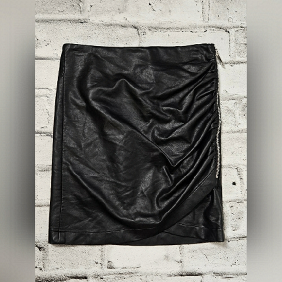 le chateau Dresses & Skirts - Le Chateau Black Faux Leather Ruched Mini Skirt Size 0 Side Zip
